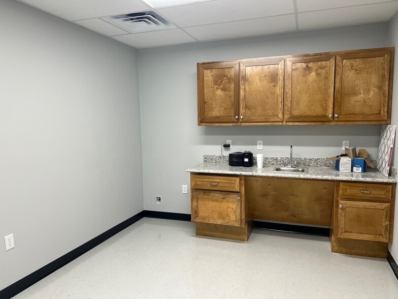 711 S 14th St, La Porte, TX for lease - Interior Photo - Image 3 of 7
