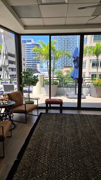 240 1st Ave S, Saint Petersburg, FL à louer - Photo intérieure - Image 3 de 44