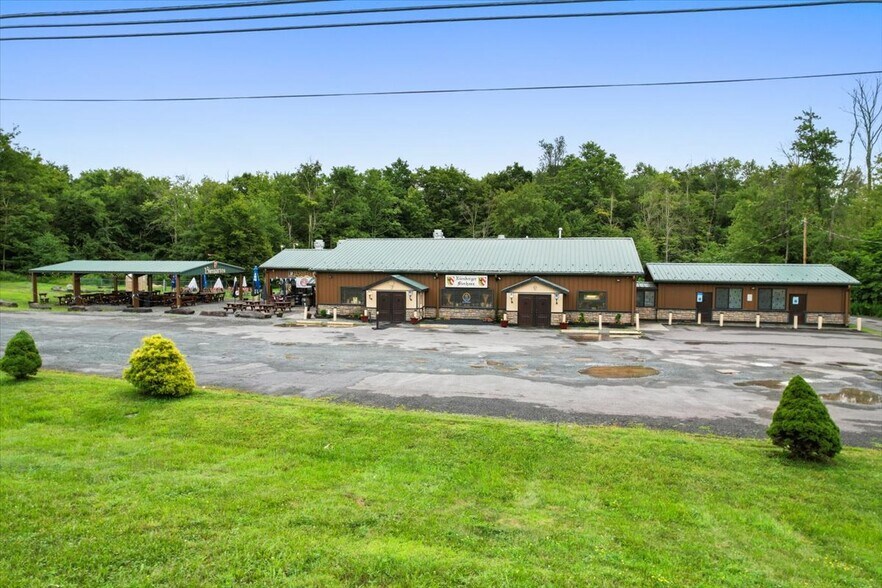 2136 Lake Ariel Hwy, Lake Ariel, PA à vendre - Photo du bâtiment - Image 2 de 40