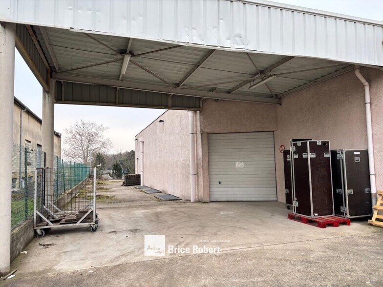 Flex in Corbas for lease - Building Photo - Image 1 of 6
