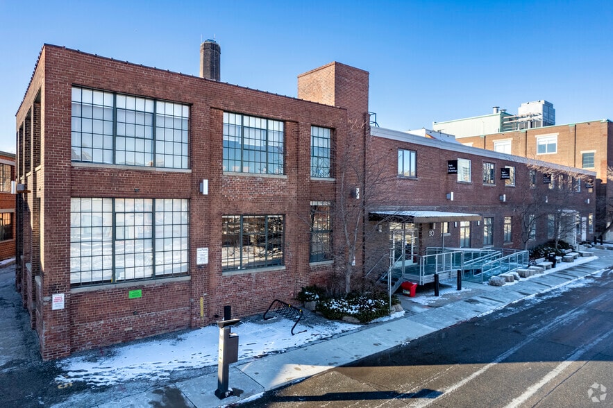 20 Mowat Ave, Toronto, ON à louer - Photo principale - Image 1 de 5