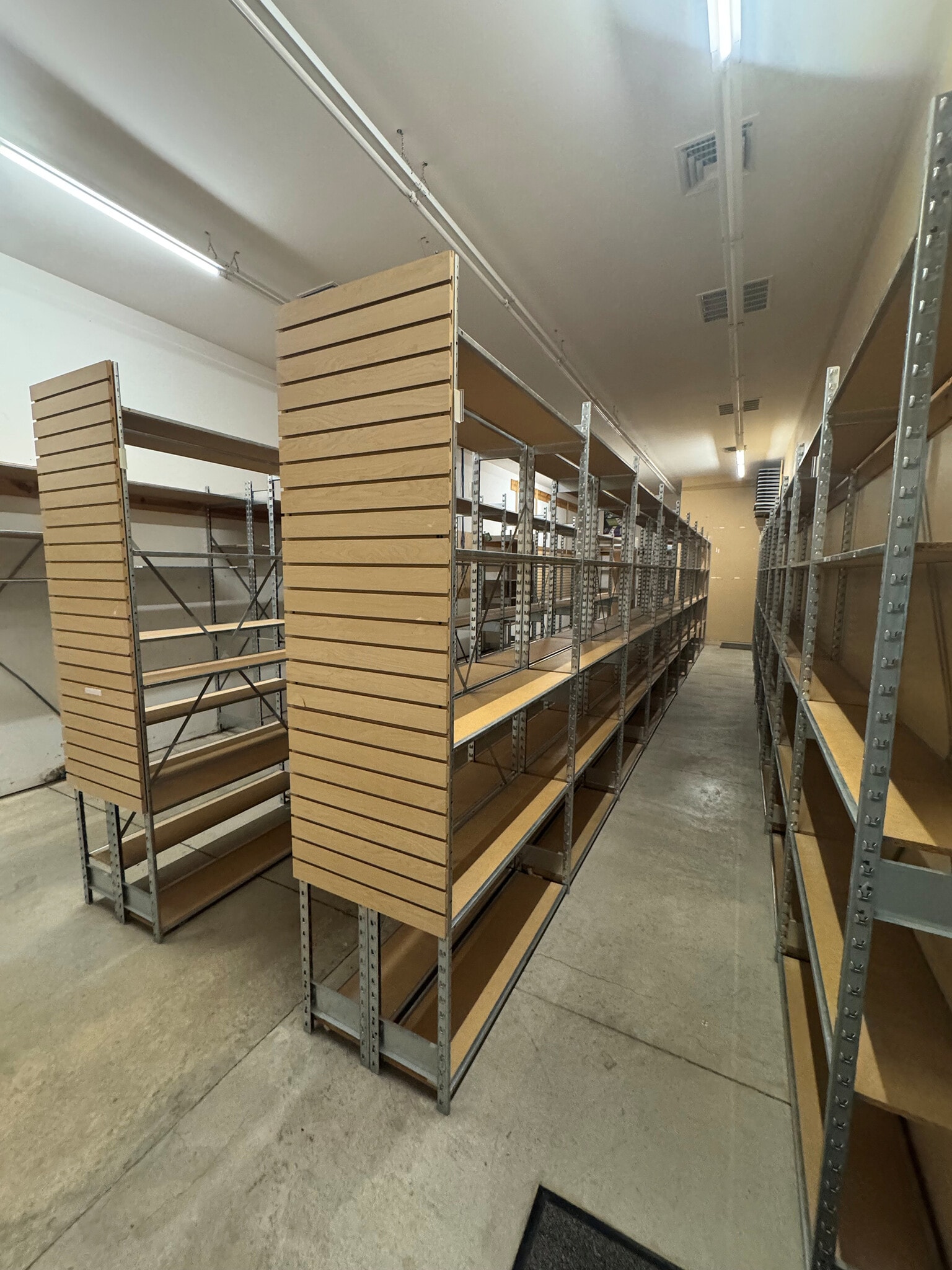 2010-2020 E 1st St, Pratt, KS for lease Interior Photo- Image 1 of 5