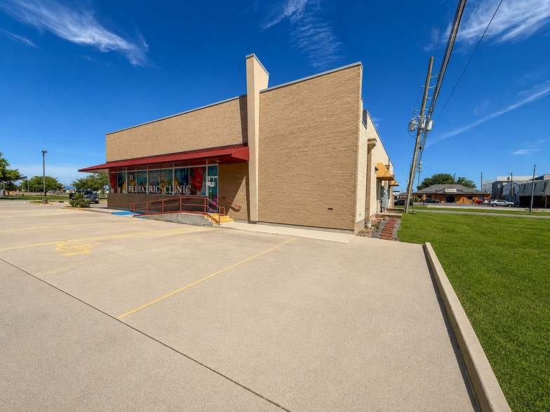 8244-8246 W Judge Perez Dr, Chalmette, LA for sale - Building Photo - Image 3 of 9