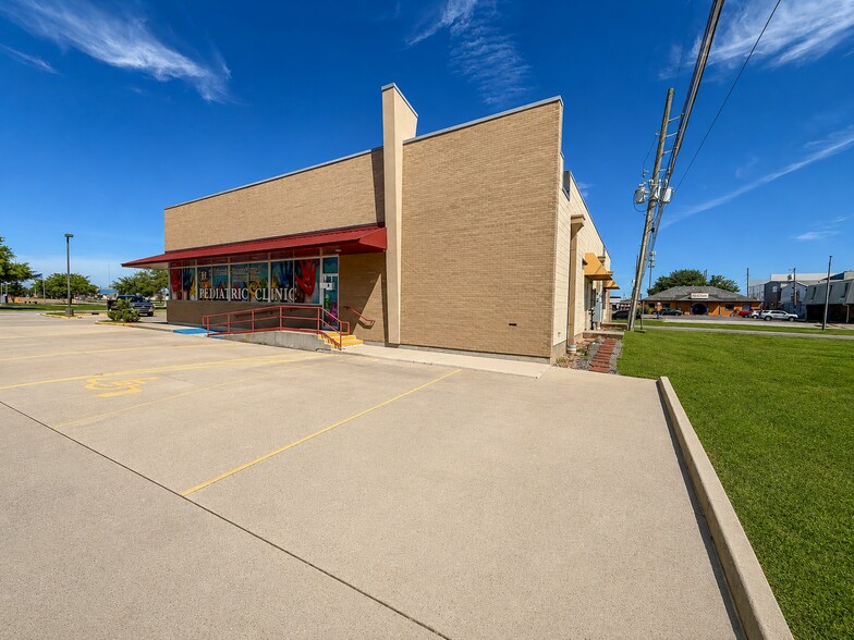 8244-8246 W Judge Perez Dr, Chalmette, LA à vendre - Photo du bâtiment - Image 3 de 9