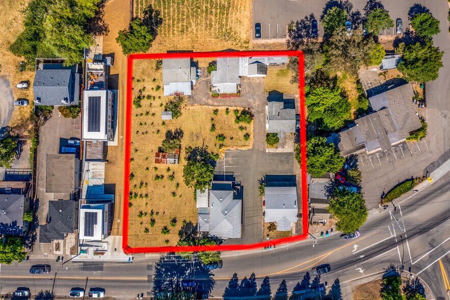 821 Healdsburg Ave, Healdsburg, CA à vendre - Photo du bâtiment - Image 3 de 8