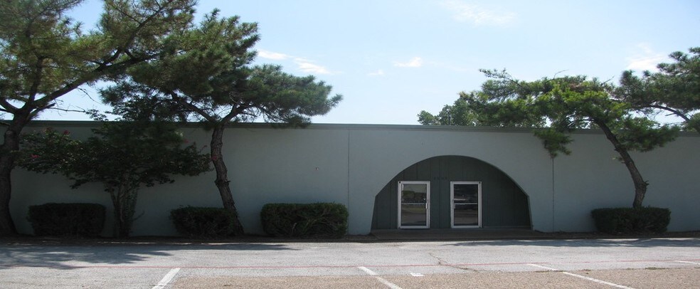1507 Central Park Dr, Hurst, TX à louer - Photo du bâtiment - Image 2 de 18