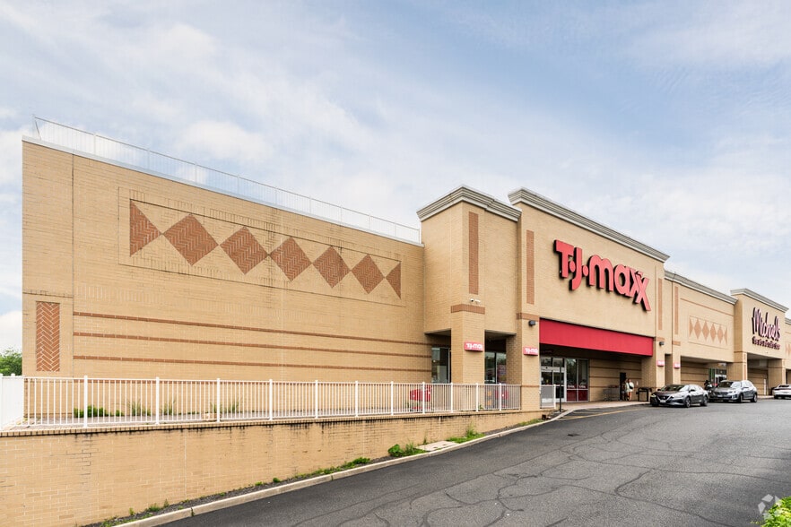 BrickTown Pass portfolio of 2 properties for sale on LoopNet.ca - Building Photo - Image 2 of 9