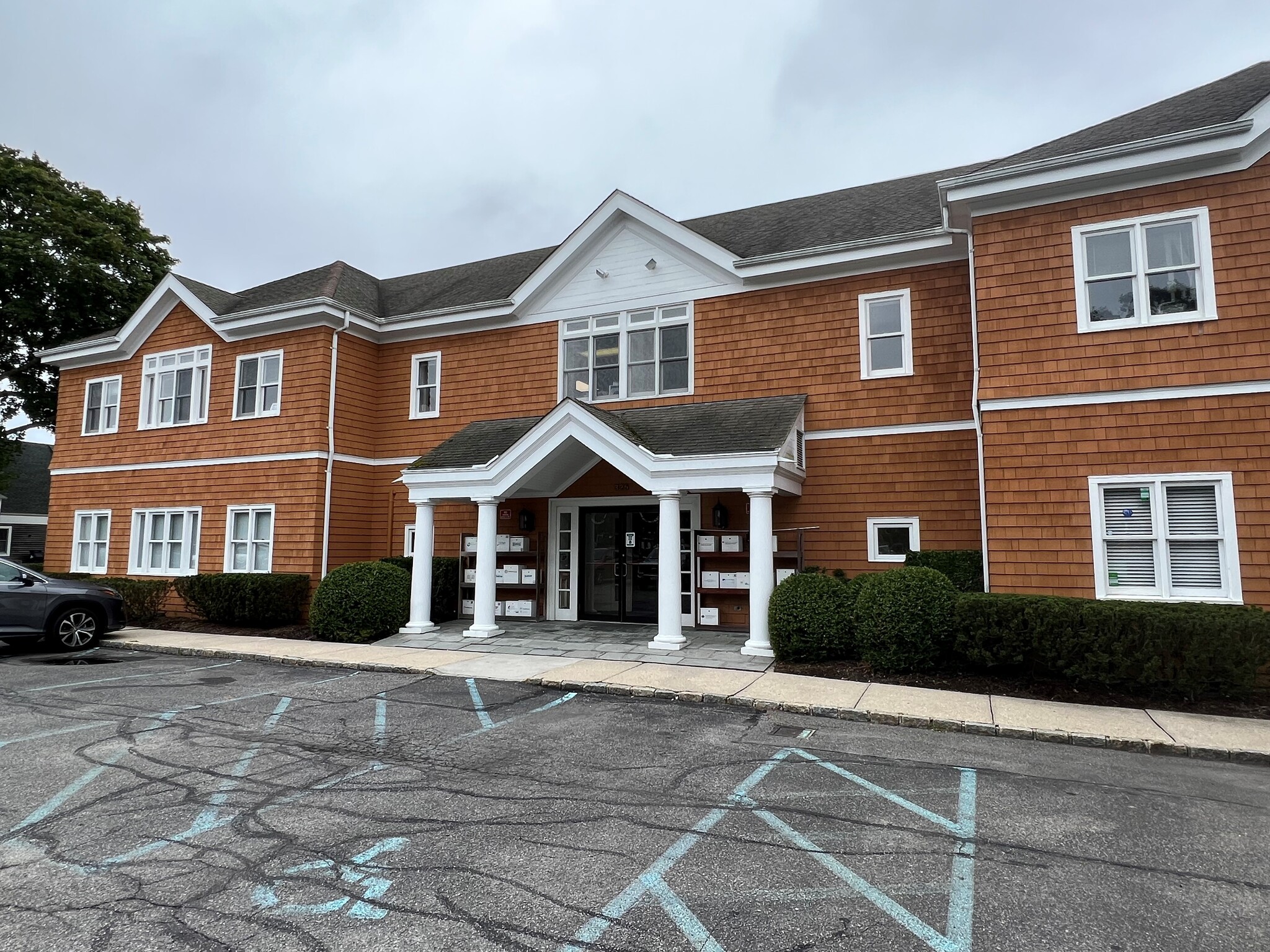 325 Meeting House Ln, Southampton, NY à louer Photo du bâtiment- Image 1 de 5
