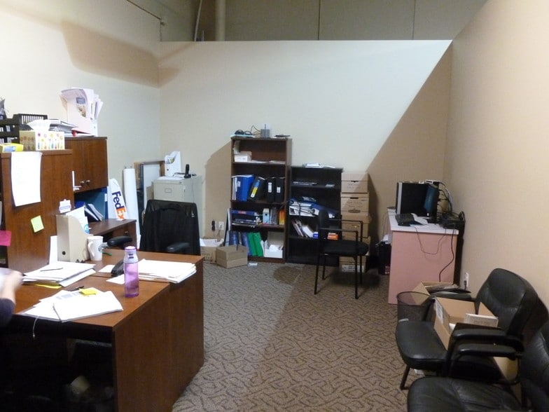 2319B Taylor Dr, Red Deer, AB for lease - Interior Photo - Image 3 of 8