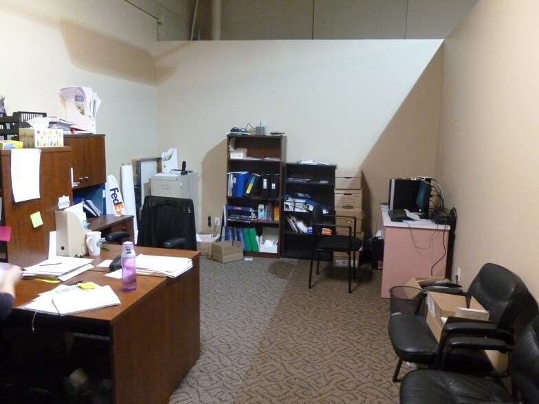 2319B Taylor Dr, Red Deer, AB à louer - Photo intérieure - Image 3 de 8