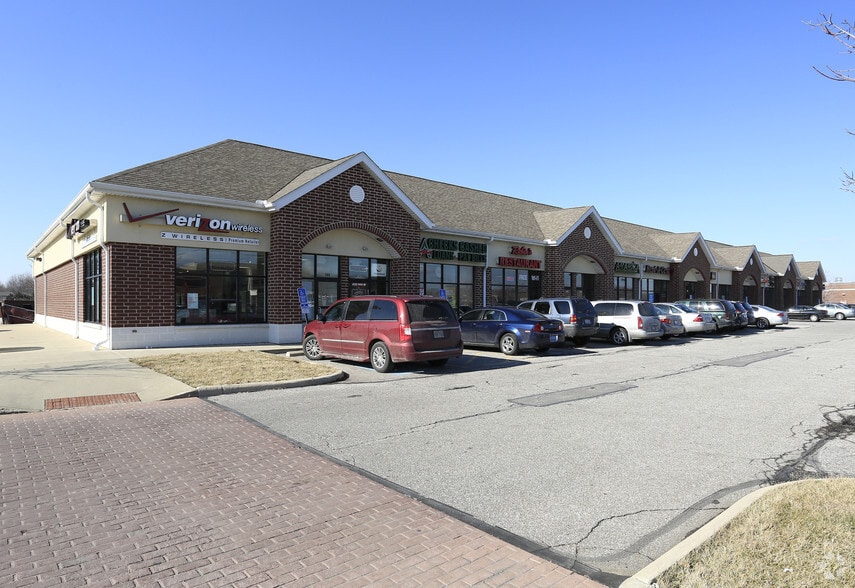 300-366 Chestnut Commons Dr, Elyria, OH for lease - Building Photo - Image 3 of 6