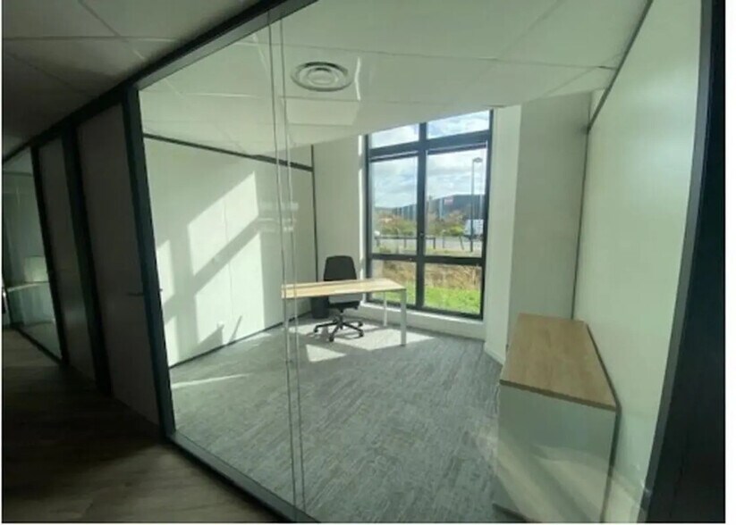 2 Rue Marie Sklodowska Curie, Taverny for lease - Building Photo - Image 3 of 7