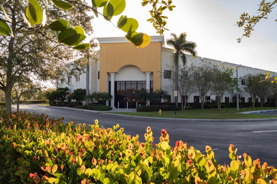 5870 N Hiatus Rd, Tamarac, FL for lease - Building Photo - Image 1 of 5