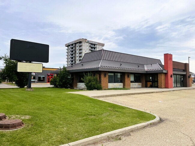 Plus de détails pour 10011 178 St NW, Edmonton, AB - Commerce de détail à louer