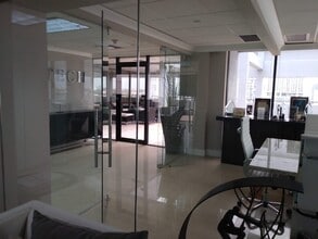 33 SW 2nd Ave, Miami, FL à louer Photo intérieure- Image 2 de 31