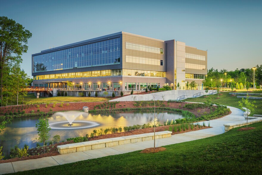 7033 Louis Stephens Dr, Morrisville, NC à louer - Photo du bâtiment - Image 3 de 49