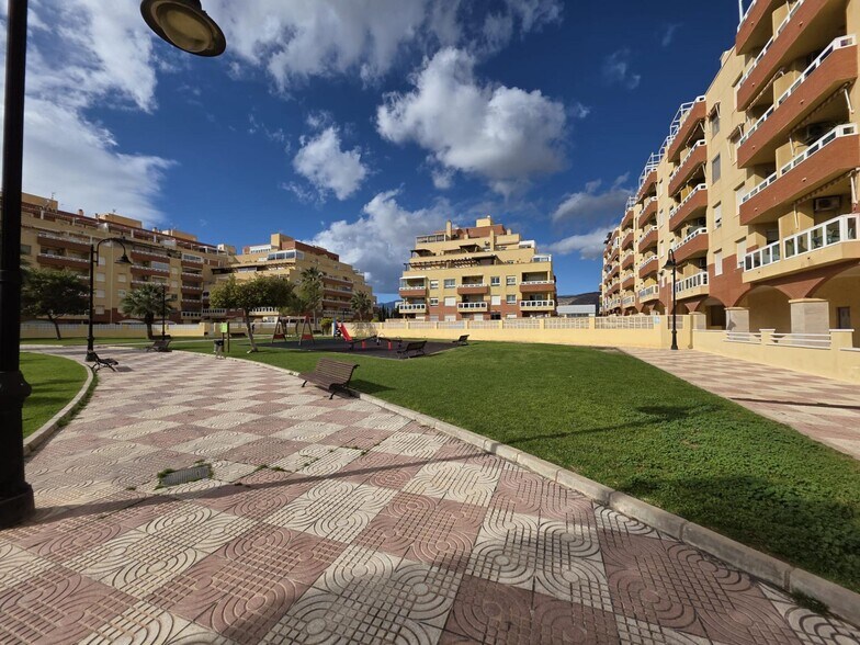 Commerce de détail dans Roquetas de Mar à louer - Photo du bâtiment - Image 2 de 9