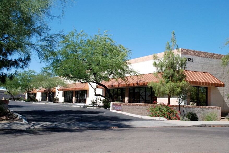 2202 W Lone Cactus Dr, Phoenix, AZ à louer - Photo du bâtiment - Image 1 de 4