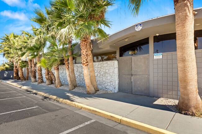 Plus de détails pour 830 E Sahara Ave, Las Vegas, NV - Bureau/Commerce de détail à louer