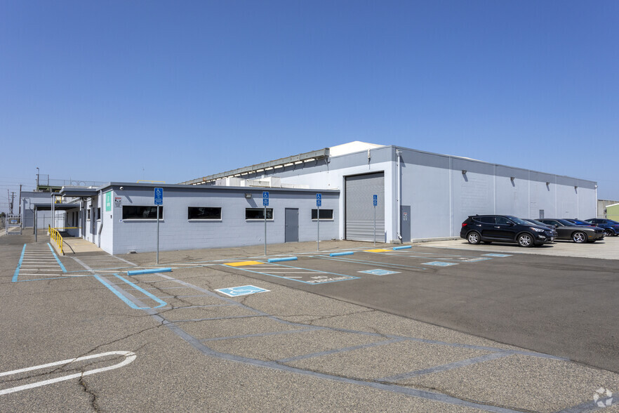 705 E Whitmore Ave, Modesto, CA for lease - Building Photo - Image 3 of 5