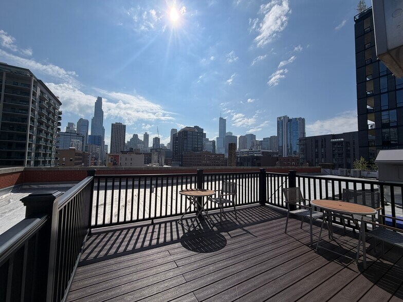 401 W Superior St, Chicago, IL for lease - Building Photo - Image 3 of 11