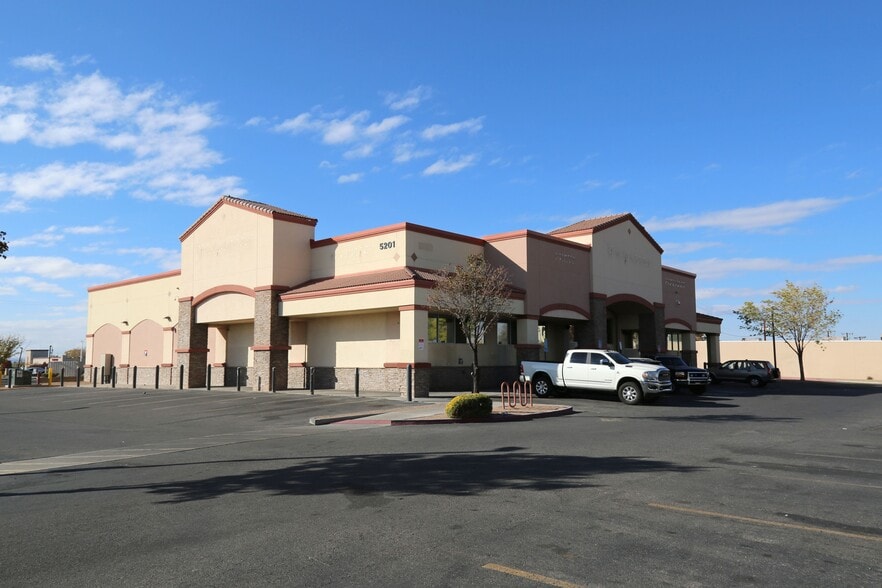 5201 Central Ave NE, Albuquerque, NM à louer - Photo du bâtiment - Image 3 de 5