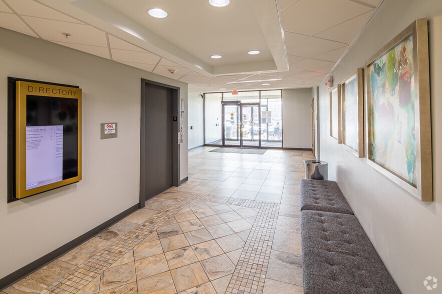 10777 Sunset Office Dr, Sunset Hills, MO for lease - Lobby - Image 2 of 15