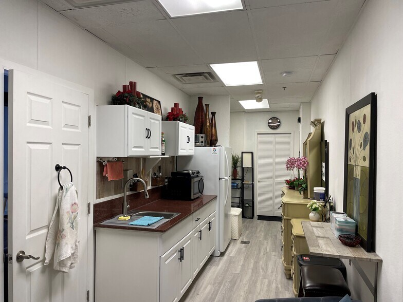 70941 Van Dyke Rd, Bruce Twp, MI à vendre - Photo intérieure - Image 2 de 11