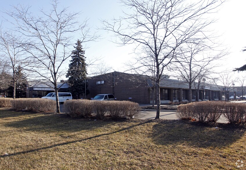 1 Westside Dr, Toronto, ON à louer - Photo du bâtiment - Image 3 de 12