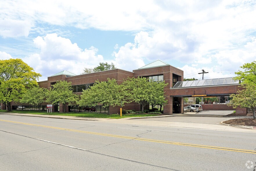 1695 W Twelve Mile Rd, Berkley, MI for lease - Building Photo - Image 2 of 7