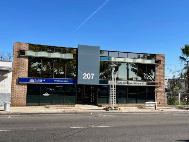 207 S Riverside Ave, Rialto, CA à louer - Photo du bâtiment - Image 2 de 2