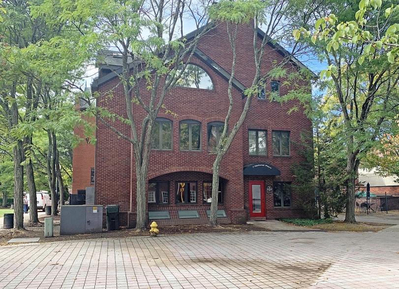 7 National Pl, Danbury, CT à louer - Photo du bâtiment - Image 1 de 1