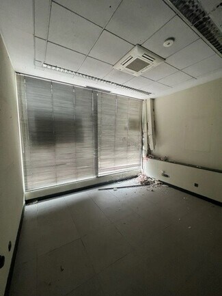 Plus de détails pour Multi-résidentiel à vendre