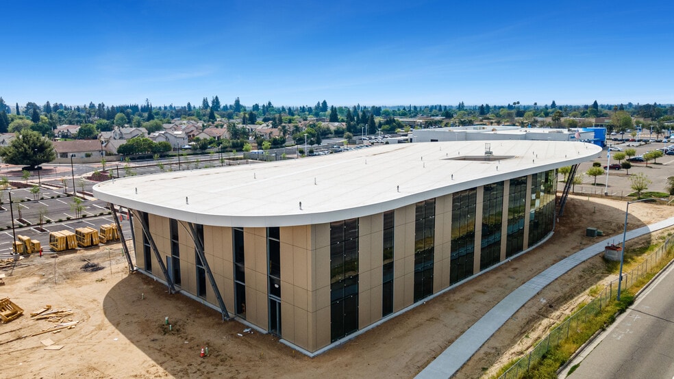 700 W Herndon Ave, Clovis, CA for lease - Building Photo - Image 2 of 8
