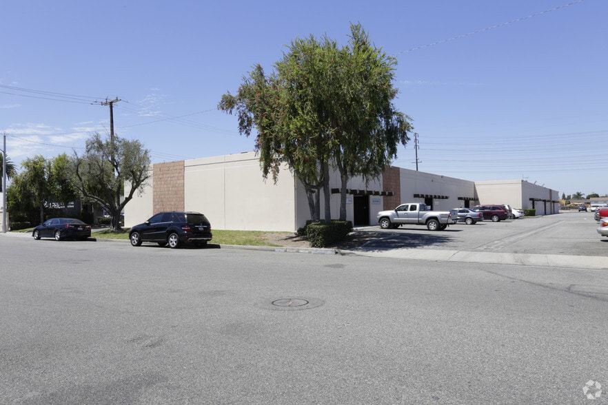 15321-15323 Texaco Ave, Paramount, CA for lease - Building Photo - Image 1 of 17
