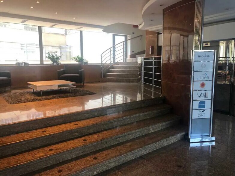 83 Avenue Charles De Gaulle, Neuilly-sur-Seine for lease - Lobby - Image 2 of 11