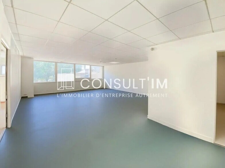 Office in Courbevoie for lease - Building Photo - Image 1 of 8