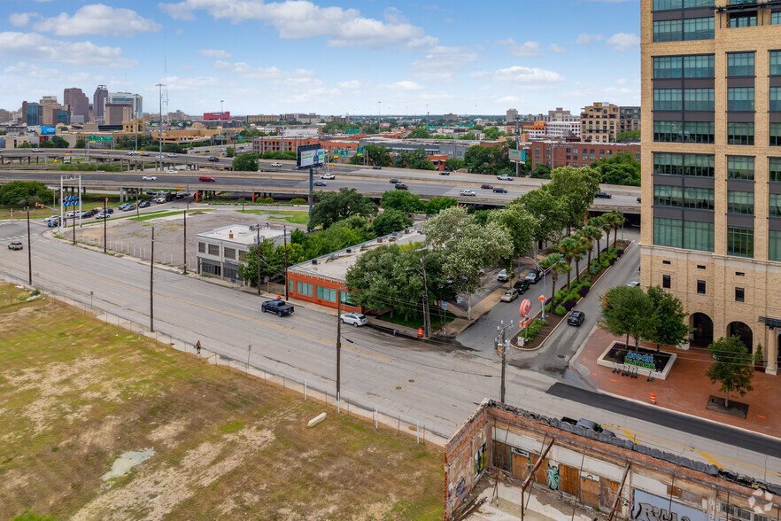 1633 Broadway St, San Antonio, TX for lease - Building Photo - Image 2 of 19