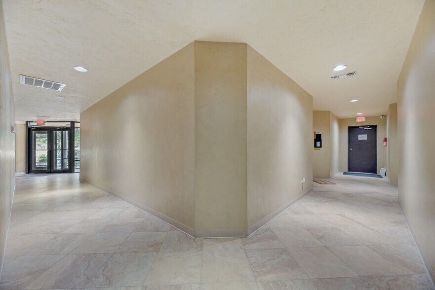 726 Dalworth St, Grand Prairie, TX à vendre - Photo intérieure - Image 3 de 25