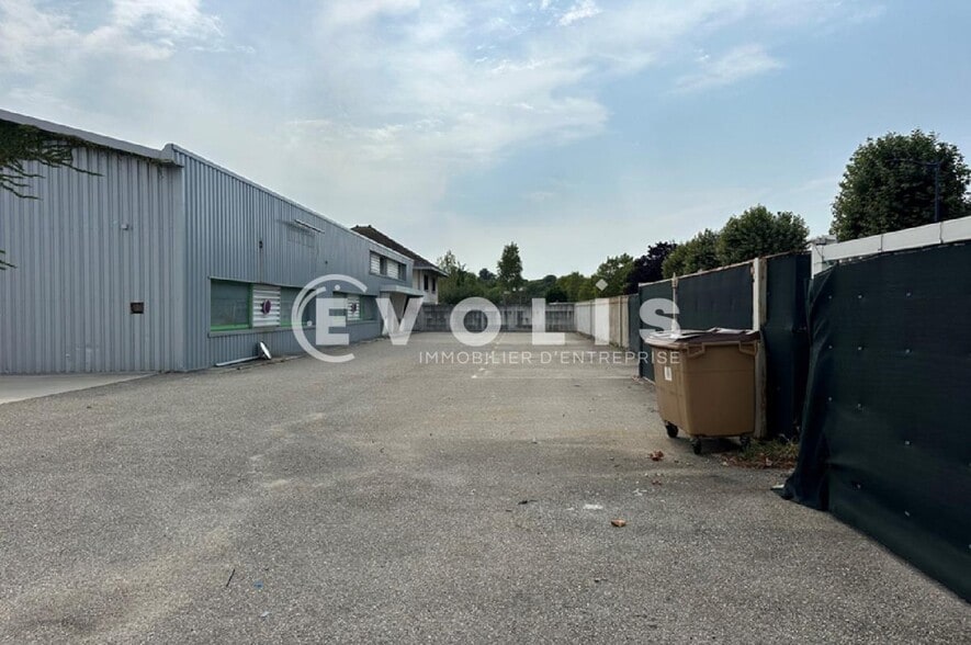 Local d'activités dans Saint-Laurent-de-Mure à vendre - Photo du bâtiment - Image 3 de 10