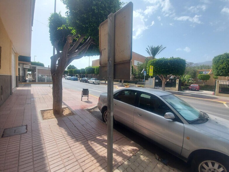 Commerce de détail dans El Ejido, Almería à louer - Photo du bâtiment - Image 2 de 12