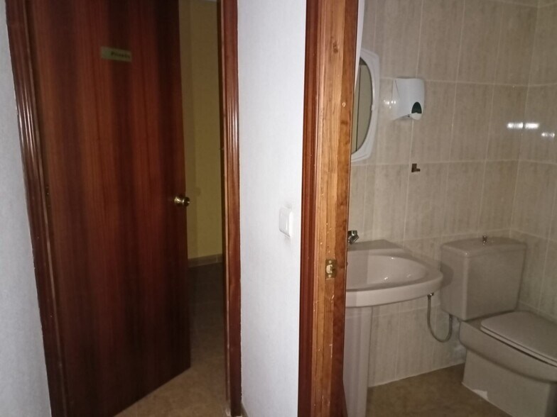 Commerce de détail dans Cáceres, Cáceres à louer - Photo du bâtiment - Image 3 de 6