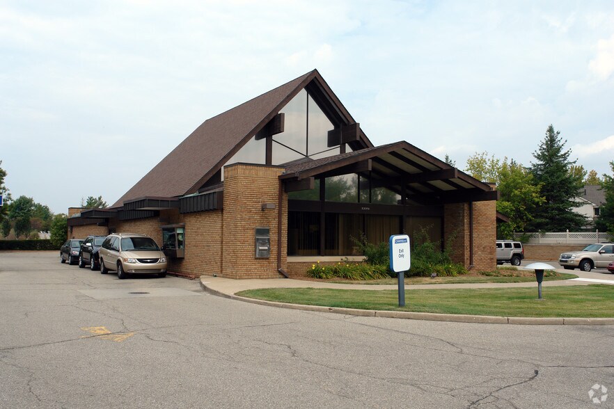 33140 W 14 Mile Rd, West Bloomfield, MI à vendre - Photo du bâtiment - Image 2 de 2