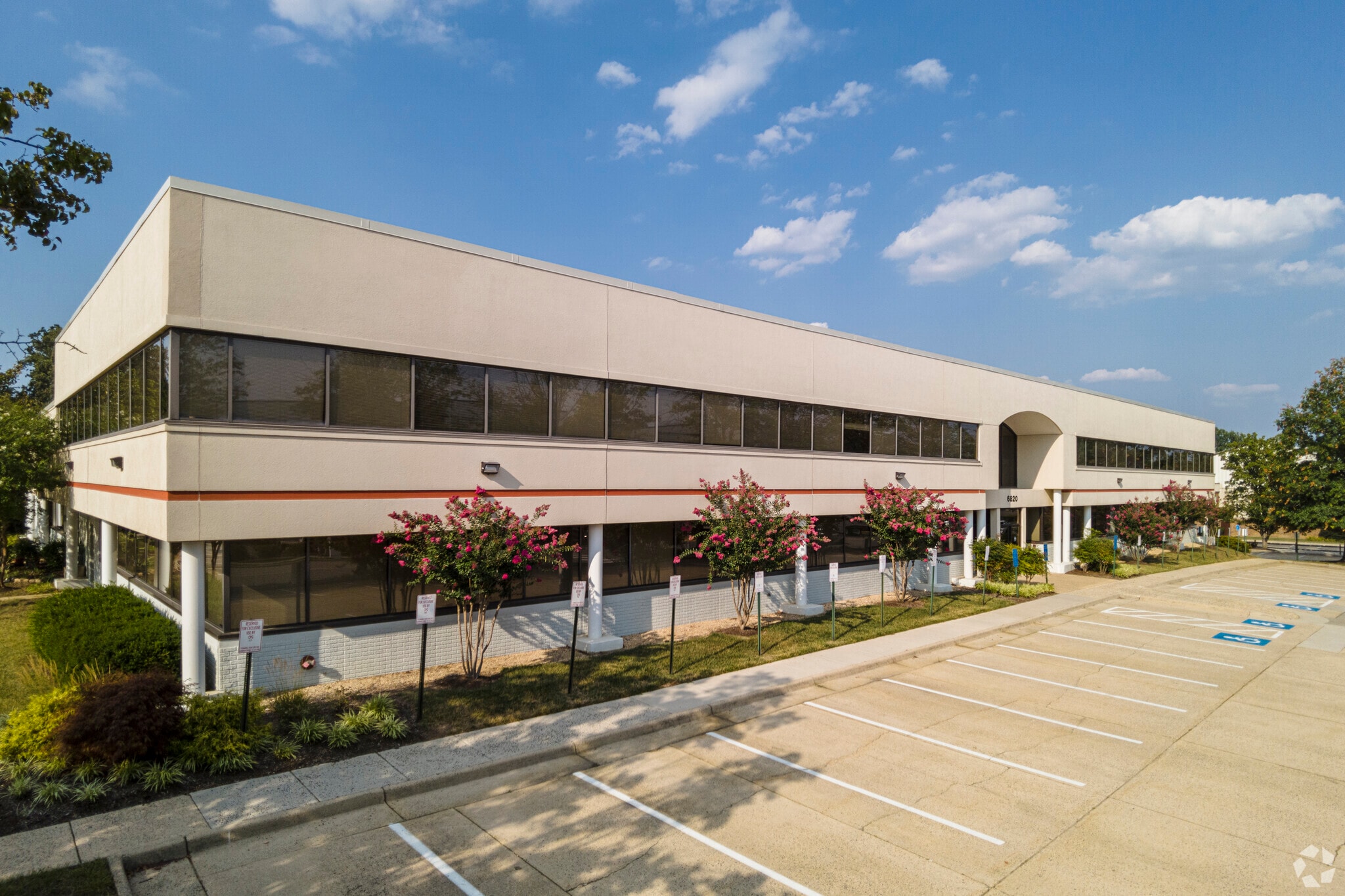 6820 Commercial Dr, Springfield, VA à louer Photo du bâtiment- Image 1 de 10