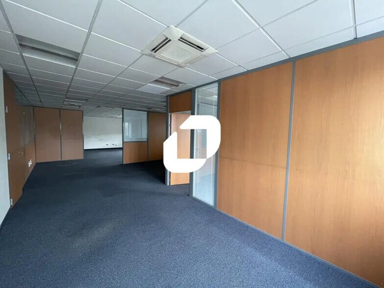 Flex in Torcy for lease - Interior Photo - Image 3 of 5
