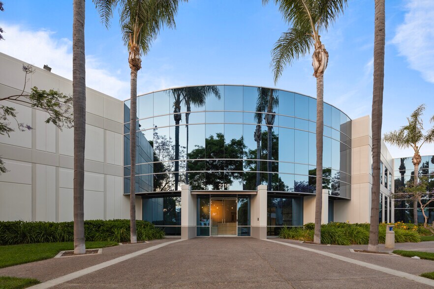 2110 Rutherford Rd, Carlsbad, CA à louer - Photo du bâtiment - Image 2 de 2