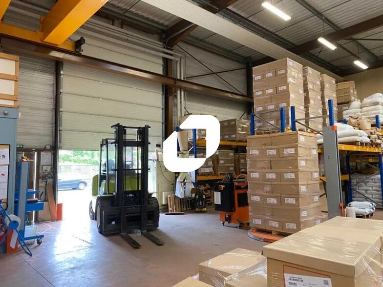 Flex in Cergy for lease - Interior Photo - Image 3 of 10