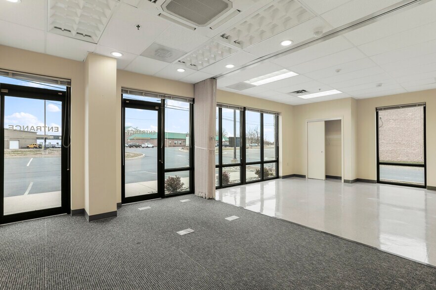 Office Investment Sale portefeuille de 3 propriétés à vendre sur LoopNet.ca - Photo du bâtiment - Image 2 de 21