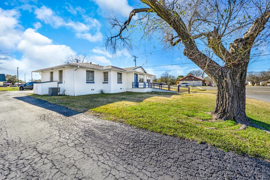 200 E Russell Ave, Bonham, TX for sale - Building Photo - Image 2 of 23