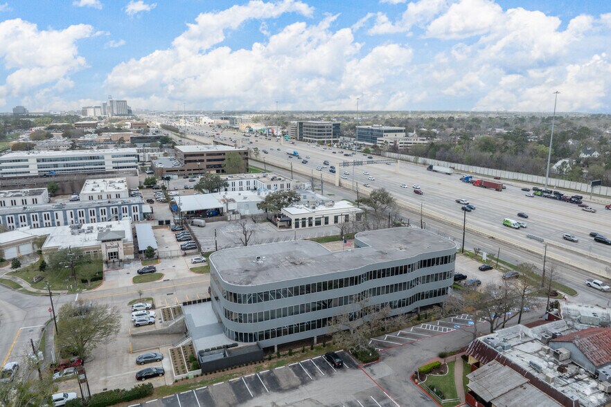 8955 Katy Fwy, Houston, TX à louer - Photo du bâtiment - Image 2 de 16
